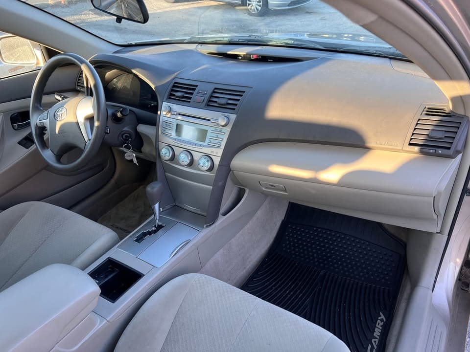 2009 Toyota Camry LE - Image 5